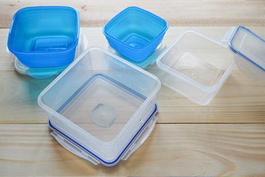 Plastic food packaging containers